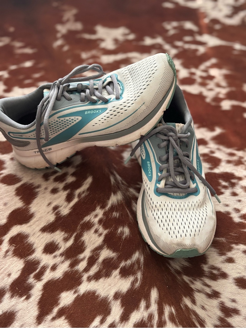 Brooks Women's White and Teal Low-Top Running Sneakers